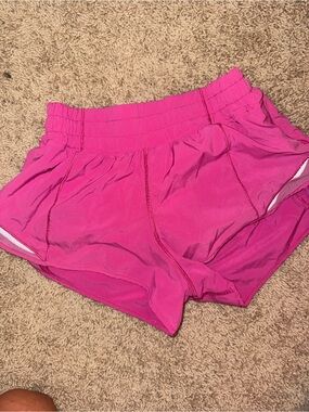 lululemon sonic pink hotty hot 2.5 inch size 4 Shorts